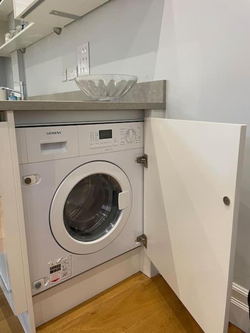 גילדפורד Charming & Cosy Town Centre Home With Parking מראה חיצוני תמונה