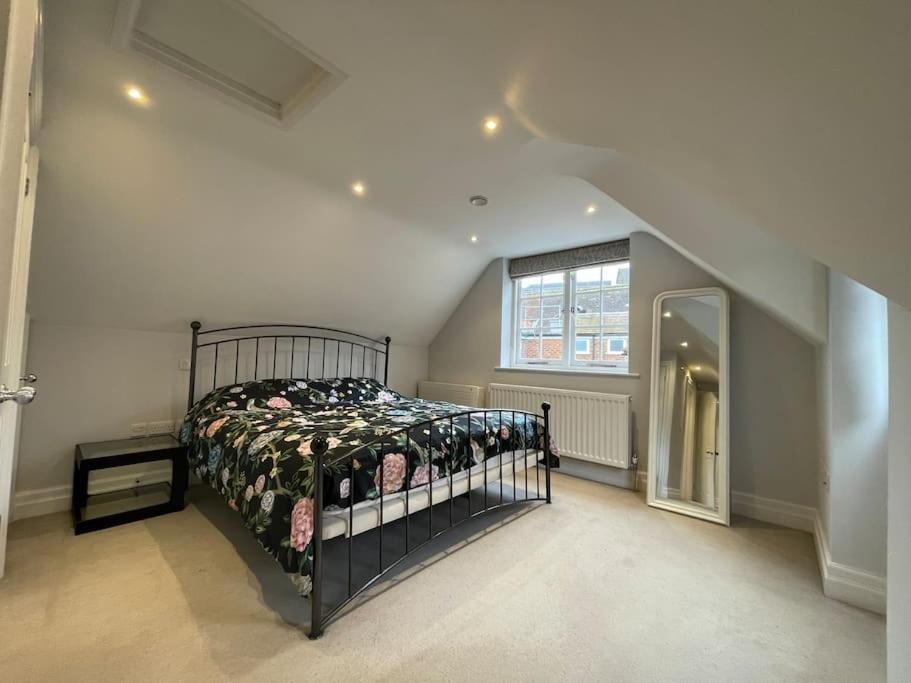 גילדפורד Charming & Cosy Town Centre Home With Parking מראה חיצוני תמונה